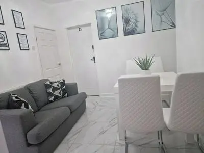 Lodge - Sleeps 10 & Free Parking