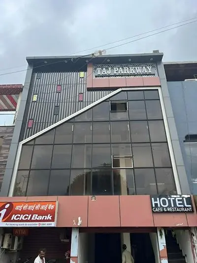 Hotel The Taj Park Way