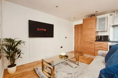 King Deluxe City Apt Large Balcony& Free Parking!