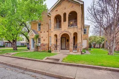 Dallas Apartment w/ Balcony - 3 Mi to Downtown!