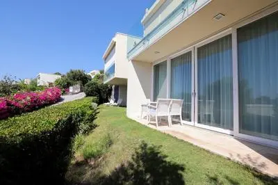 Private Garden Oasis in 4-bed Flat, With Hotel Perks