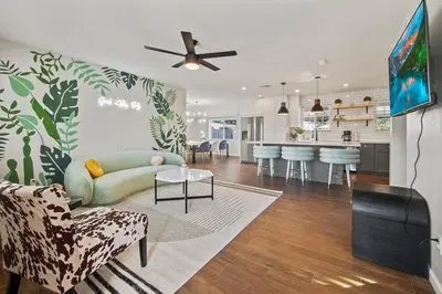 Karen in Phoenix With 4 Bedrooms and 2 Bathrooms
