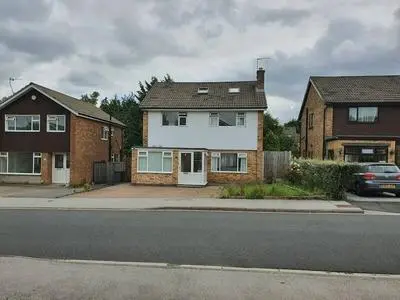 Detached 4-bed House in Leeds
