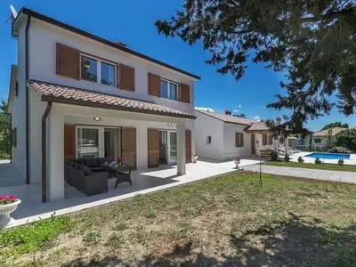 Large Holiday Home With Swimming Pool