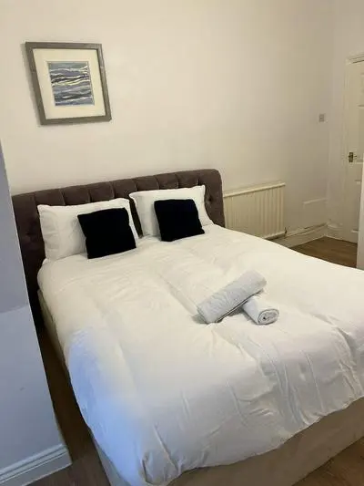 Leicester Aprt-sleeps3-db-tv-wifi