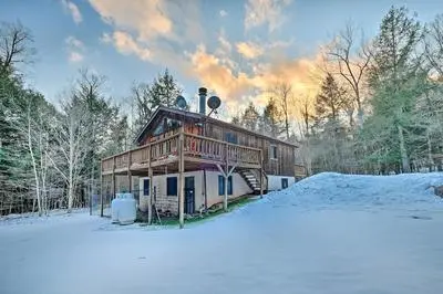 Jewett Cabin w/ Viewing Deck - 10 Mins to Skiing!