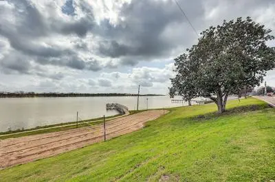 Walk to Lake Chicot: Cottage w/ Yard & Views!