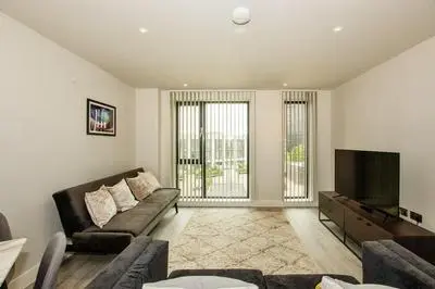 Sleek 6-guest Apt at St Martin s Bham
