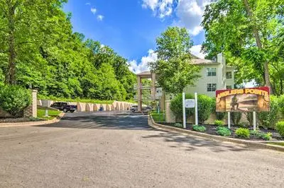 Sunroom, Fireplace: Lakefront Branson Condo