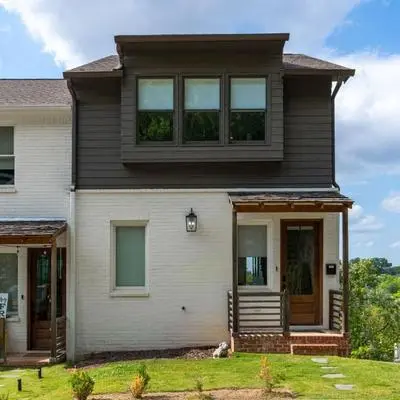 Scenic Cityscape Retreat - Stylish 2BR Townhome