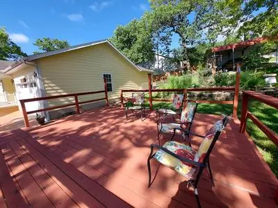 Blue Bird Hill with Deck & Middle of Branson Location
