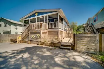 Charleston Home w/ Porch - 3 Mi to Folly Beach!