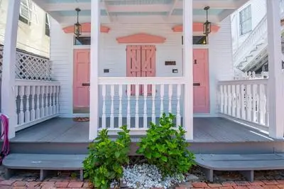 New Coastal Rose - Bright Loft With High Ceilings