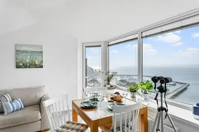 Wellswood Apartment - Sunny Apartment With Stunning sea Views Private Balcony
