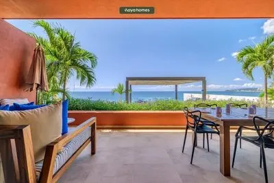 Luxurious 3BR Condo Right Next to the Beach - King