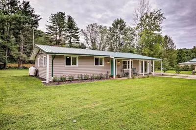 Cottage w/ Yard + Grill ~ 21 Mi to Hocking Hills!