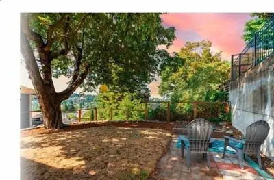 "the Fremont Overlook" W/ Nifty Backyard & Firepit 2 Bedroom Home by RedAwning