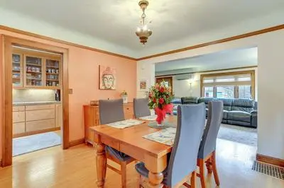 Charming Tudor-style Apt Near Green Lake!