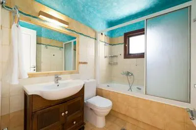 Villa Billia Cheerful 4 Bedroom Home w Ocean View